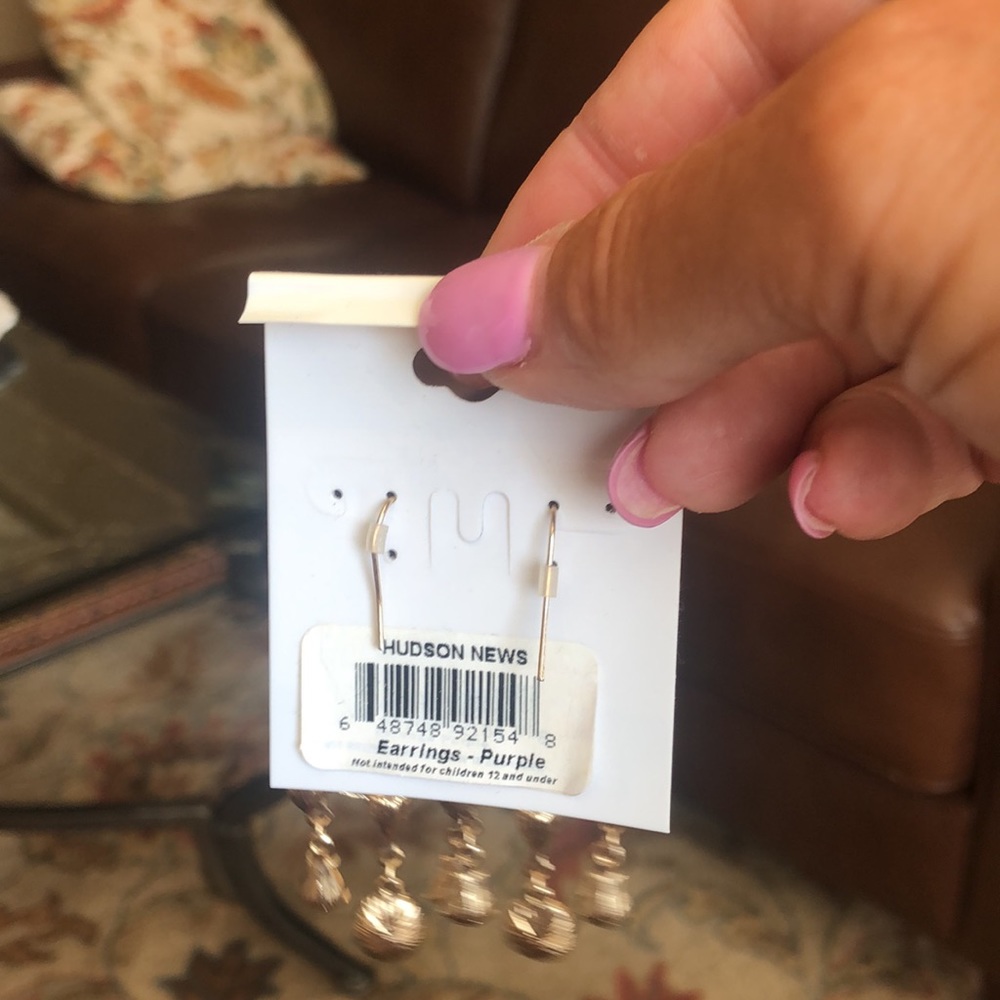 NWT Gold tone pink multi shade chandelier earrings. Never worn - Picture 2 of 3